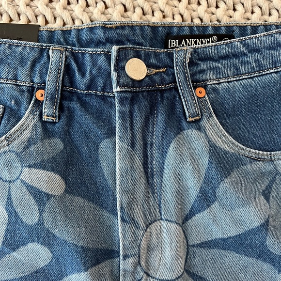 NWT Blank NYC Fresh as a Daisy Floral Pattern The Reeve High-Rise Ribcage Shorts - Picture 6 of 13